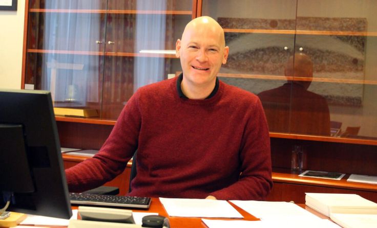 Stefan Schöfberger an seinem neuen Arbeitsplatz im Bürgermeister-Büro in Ried (Foto: Winter)