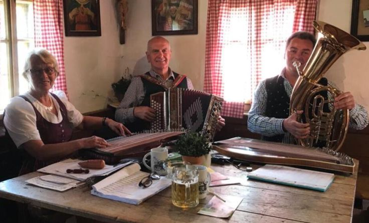Maria und Helmut Kogler beim Musizieren mit Ernst Dilly (v.l.) (Foto: privat)