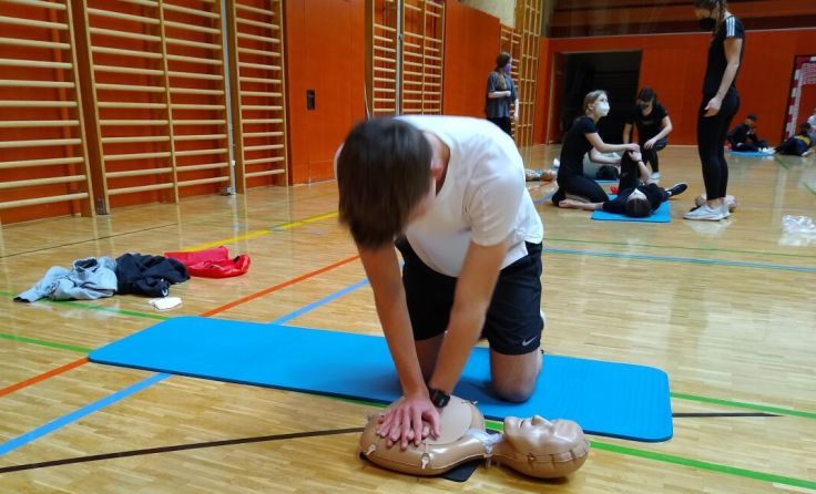 Schüler üben die Herzdruckmassage an einer Mini Anne (Foto: BBS Kirchdorf)