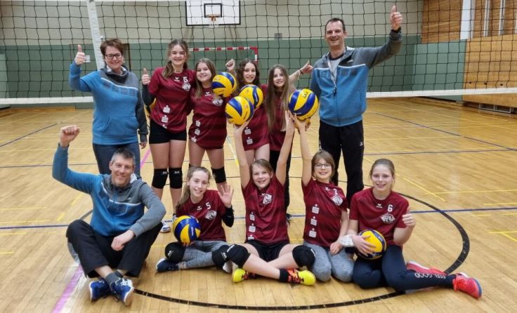 Kremstalvolley U14w Team 1 (stehend) und Team 2 (sitzend) (Foto: Kremstalvolley)