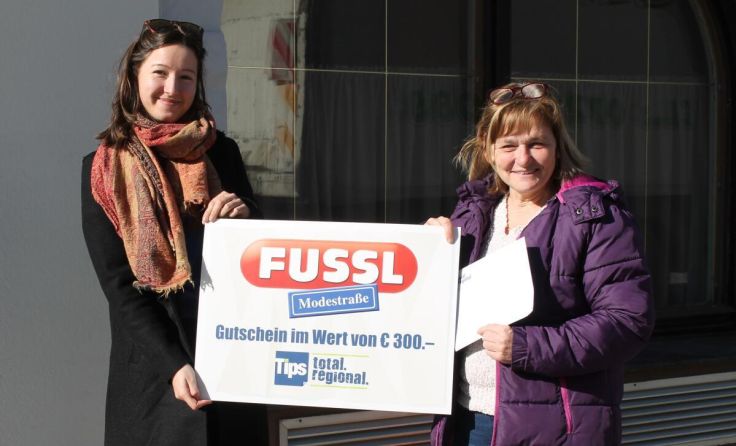 Redakteurin Sophie Kepplinger (l.) übergab den Gutschein an Helga Priller. (Foto: Winter)