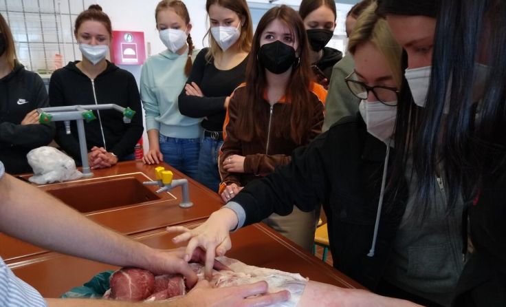 Filipp Sokolovski vom Uni-Klinikum Linz legte Muskeln frei. (Foto: BBS Kirchdorf)