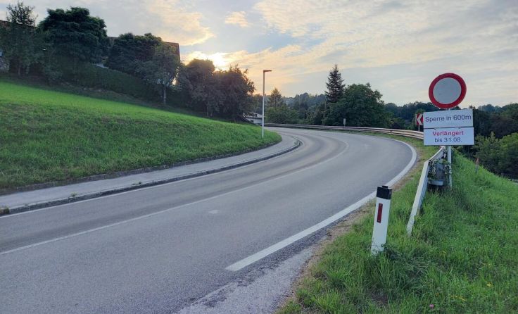 Die Straßensperre in Inzersdorf wurde verlängert. (Foto: Winter)