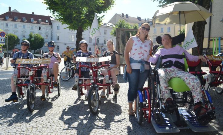 Einige der Schön-Teilnehmer vor der Abfahrt am Pfarrplatz in Linz (Foto: Barbara Schröckenfuchs)
