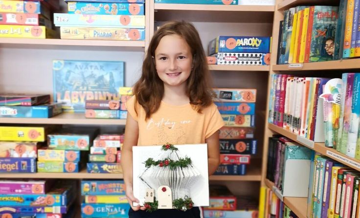 Leonie Großhagauer mit einem gefalteten Buch (Foto: Großhagauer)