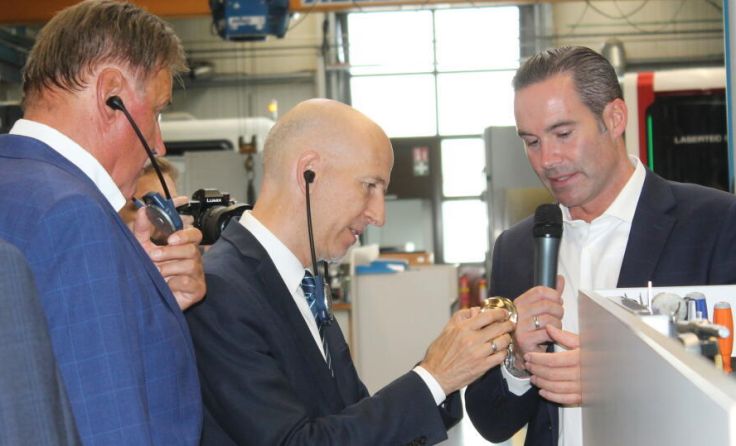Der Bundesminister bekam Einblicke in den modernen Werkzeugbau. (Foto: Winter)