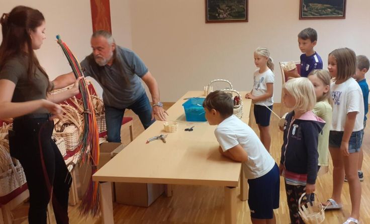 Die Roßleithner Kinder beim Korbflechten. (Foto: Thomas Müller)