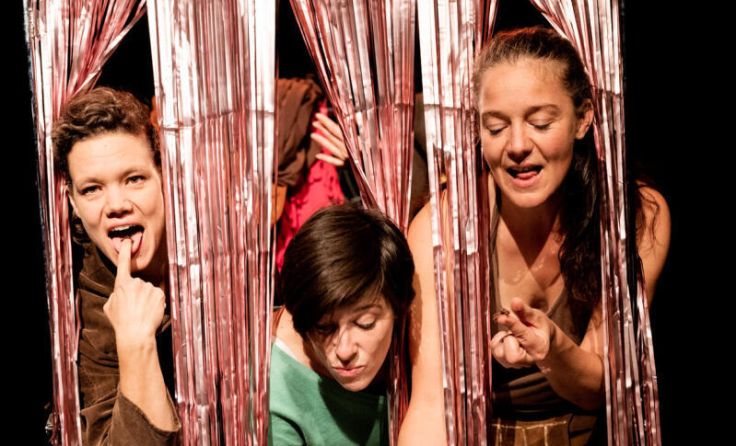 Das Ensemble Grips ,n' Chips erkundet den Weg der Nahrung durch den Körper. (Foto: Julia Wesely)