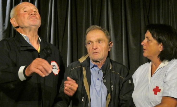 Die Seniorentheatergruppe gibt sieben Einakter zum Besten. (Foto: Franz Gegenleitner)
