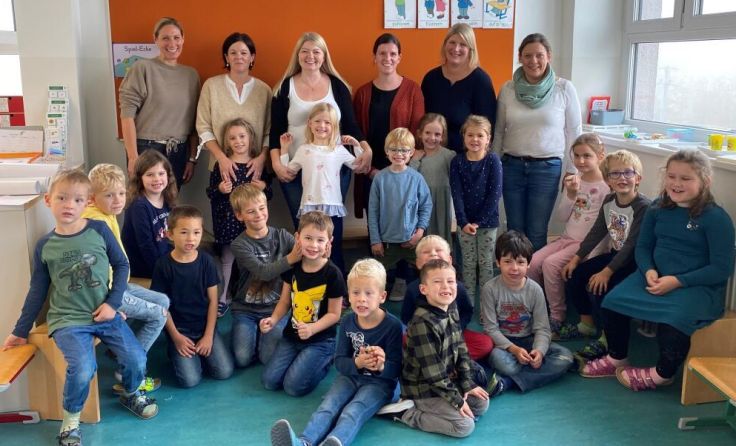 Wartberger Bäuerinnen mit Volksschülern (Foto: Bäuerinnen Wartberg)