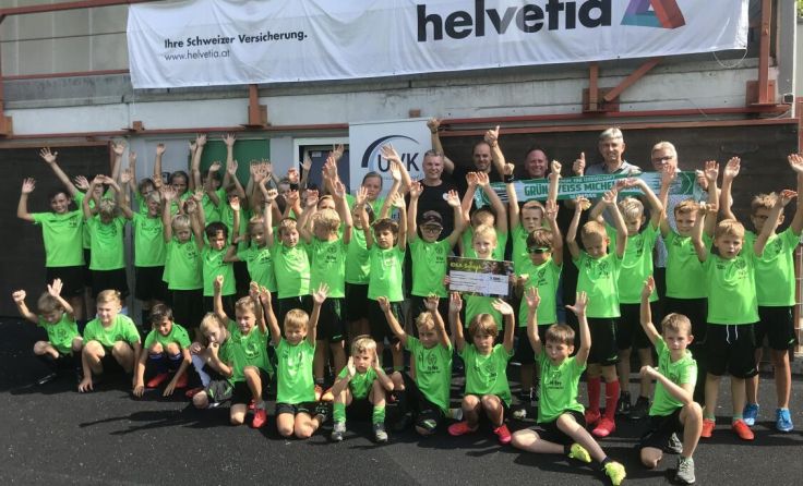 Markus Leibetseder bei der Scheckübergabe an den SV GW Micheldorf (Foto: Helvetia)