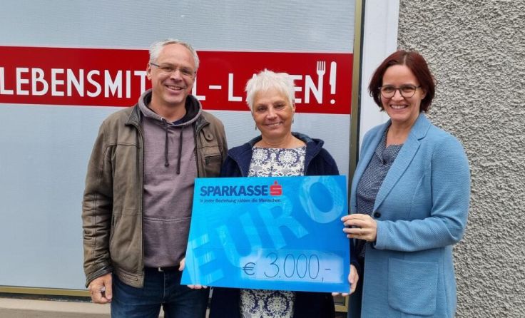 Chorleiter Rudi Plaichinger, Helga Lang und Obfrau der OSGS Julia Lacheiner (v.l.) (Foto: Lacheiner)