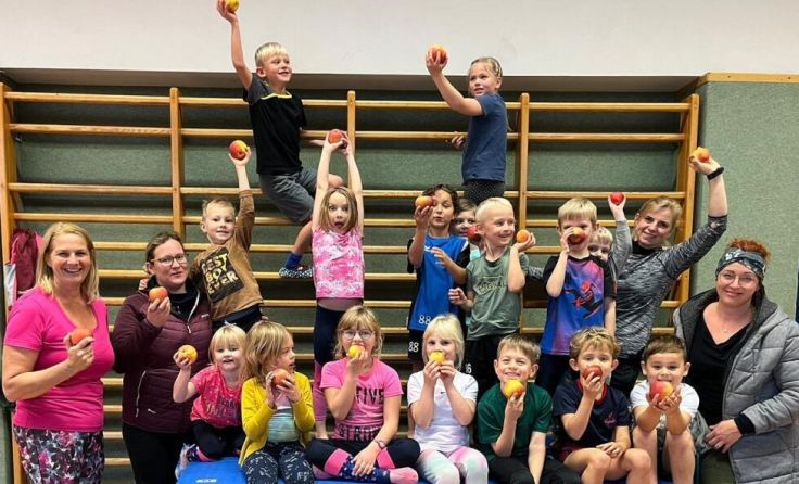 Stärkung mit einem Apfel beim Kinderturnen (Foto: Maria Zaunmaier)
