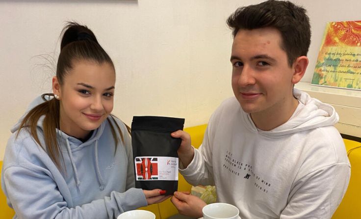 Blanka und Burak aus der 5B HAK genießen den fairen Kaffee. (Foto: HAK Kirchdorf)