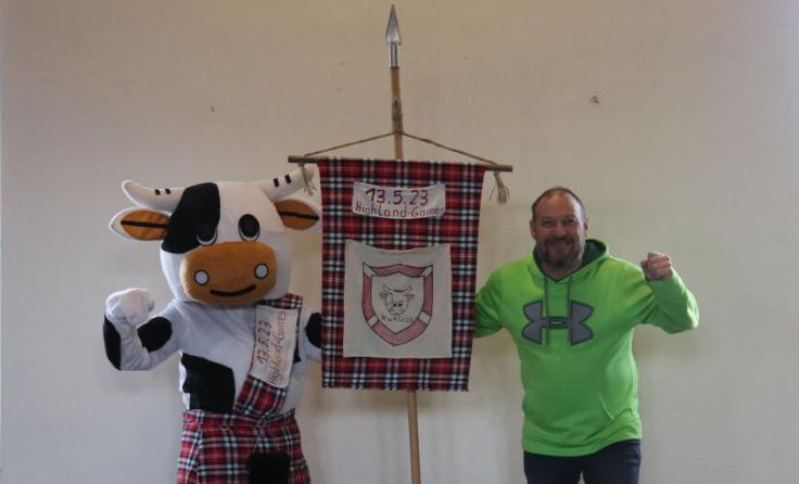 Thomas Böhm und das Maskottchen Kuhlio freuen sich auf die Highland Games. (Foto: Union Inzersdorf)