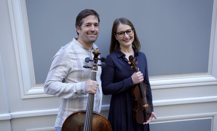 Zwei der drei Musiker, die in der Kirche Heiligenkreuz spielen. (Foto: Marcel Plavec)