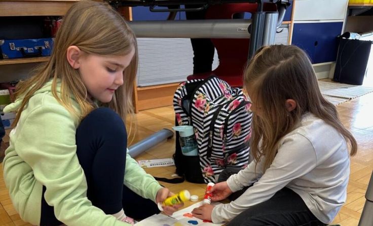Schüler der Volksschule Ried im Traunkreis beim Basteln (Foto: Doris Ramsebner)