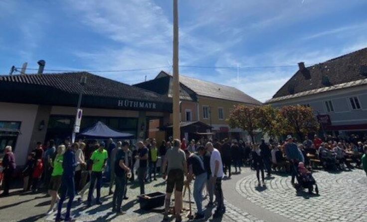 Die Naturfreunde stellten den Maibaum in Kremsmünster auf. (Foto: Judith Koenings)
