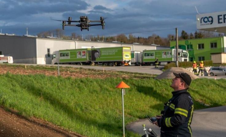 Die Feuerwehren im Bezirk erhielten eine Drohne. (Foto: Drohnengruppe Kirchdorf)