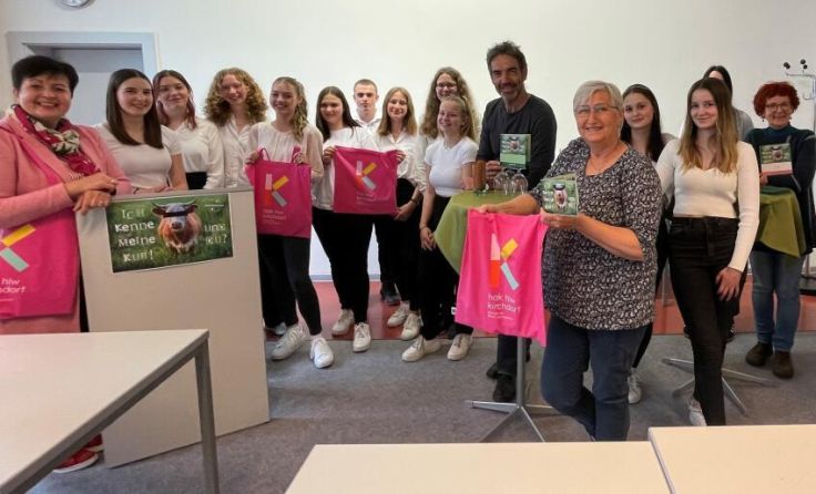 Lehrer und Schüler der HLW mit Vertretern der Food-Coop Güterwege Kirchdorf (Foto: HLW Kirchdorf)