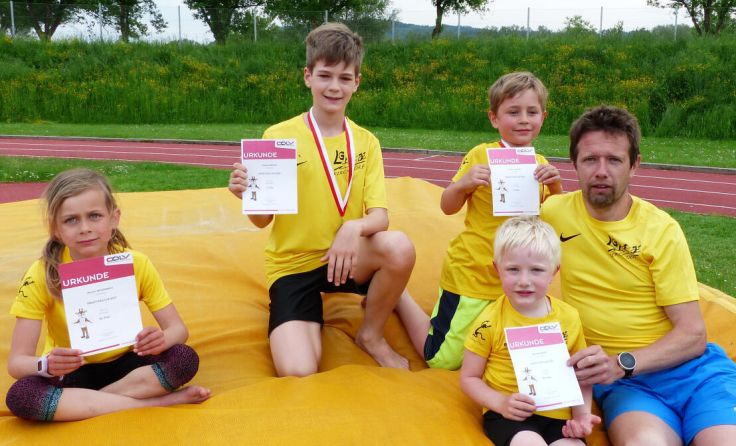 Alexander Weiß mit den Nachwuchsathleten der Laufgemeinschaft Kirchdorf (Foto: Barbara Müller)