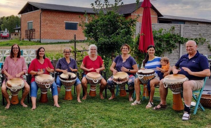 Die FreeDrummer begleiten das Entzünden des Feuers. (Foto: FreeDrummer)