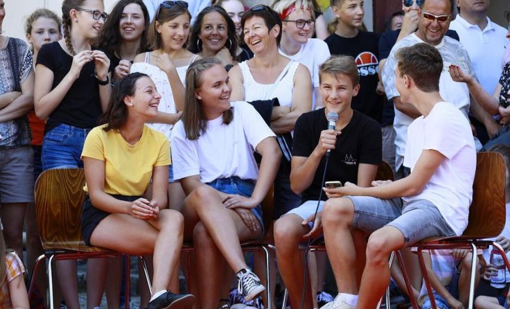 Schüler des Gymnasiums Schlierbach laden zum Schulfest ein. (Foto: Josef Reiter)