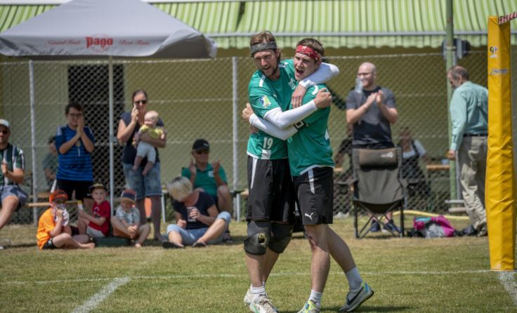 Jubel bei Florian und Stefan Winterleitner nach dem Klassenerhalt (Foto: Kathrin Wirth)