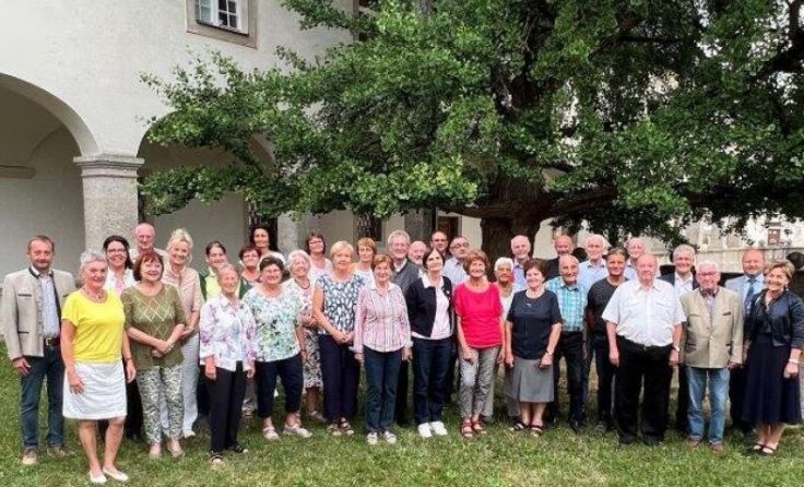 Gesangsverein "Harmonie" Kremsmünster: Sänger mit den Ehrengästen (Foto: Gesangsverein)