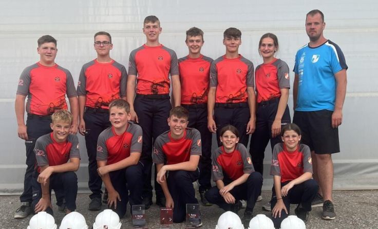 Die Jugendgruppe beim Landesbewerb mit Jugendbetreuer Benedikt Aitzetmüller (Foto: FF Gundendorf)