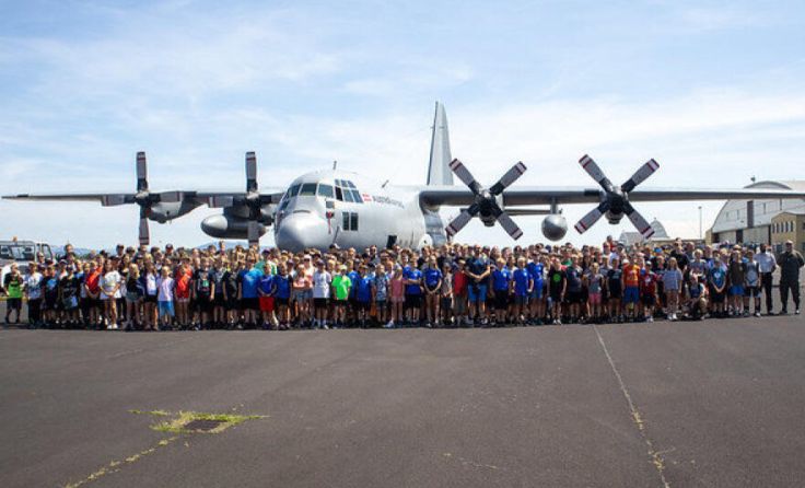Gruppenfoto mit der Hercules (Foto: Bundesheer)