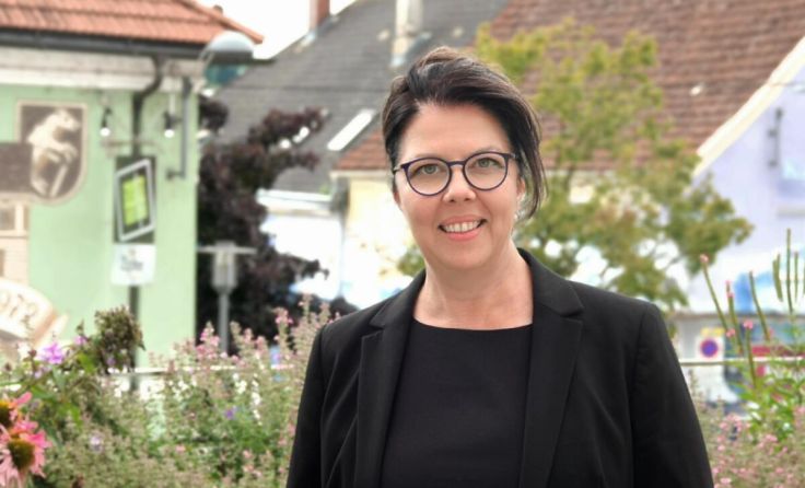 Vizebürgermeisterin Dagmar Fetz-Lugmayr am Balkon des Rathauses (Foto: Valentin Lugmayr)