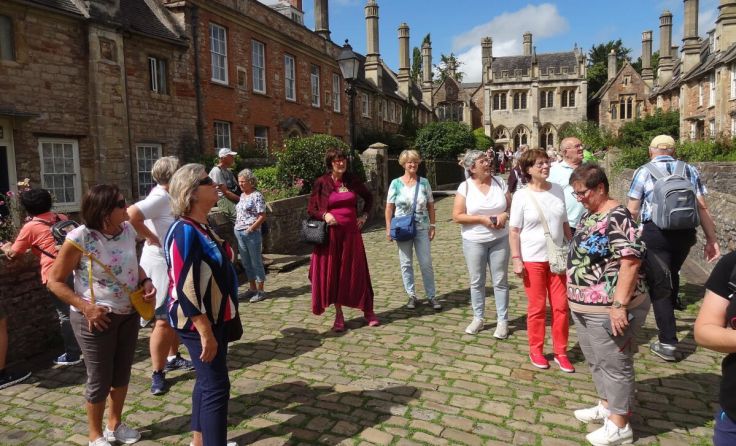 Reisegruppe bei der Besichtigung von Vicars Close in Wells (Foto: Pensionistenverband)