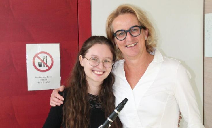 Marie Artelsmair mit Lehrerin Petra Schönberger (r.) (Foto: LMS Kirchdorf)
