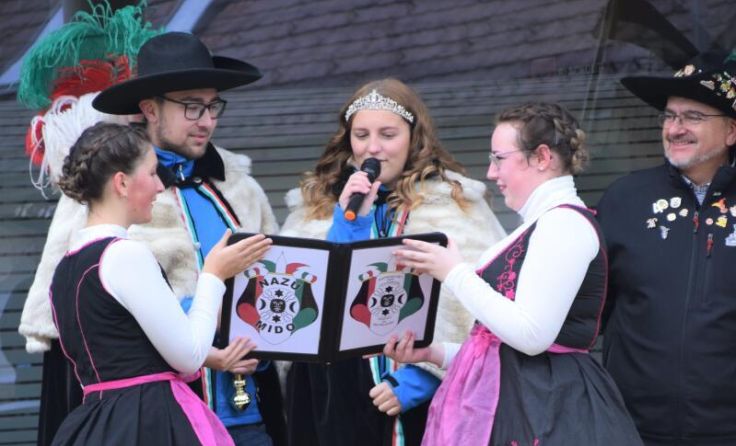 Das neu-amtierende Grafenpaar verliest die Proklamation. (Foto: Narrenzunft der Schwarzen Grafen)