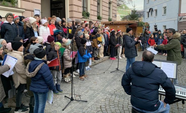Die Schüler der digiTNMS-MMS Kirchdorf eröffnen den Adventmarkt. (Foto: digiTNMS-MMS Kirchdorf)