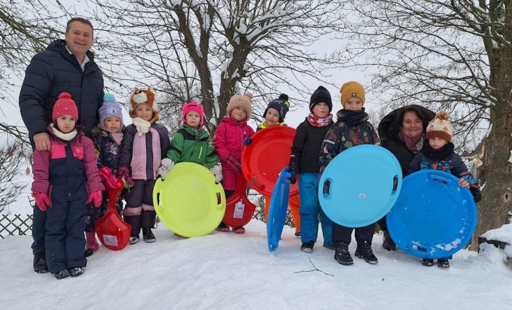 Die Ansfeldner Kinder haben Spaß mit ihren neuen Rutschtellern. (Foto: Pressereferat Ansfelden)
