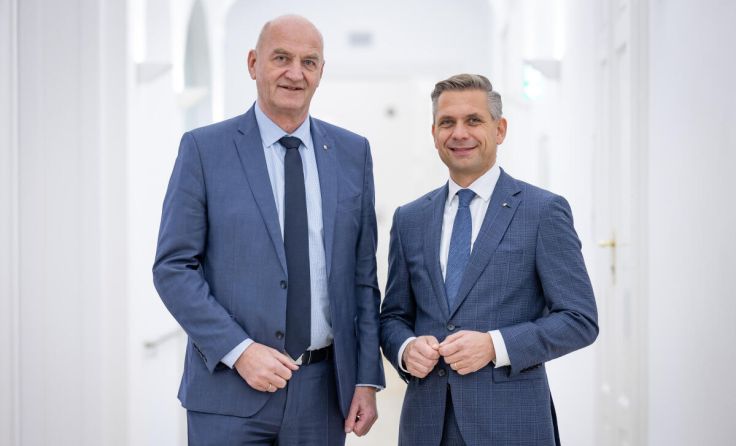 Landesrat Wolfgang Hattmansdorfer mit OÖVP-Bezirksobmann Christian Dörfel (Foto: Land OÖ/Bayer)