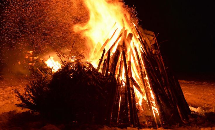 Lagerfeuer im Winter (Foto: sonne_fleckl / stock.adobe.com)