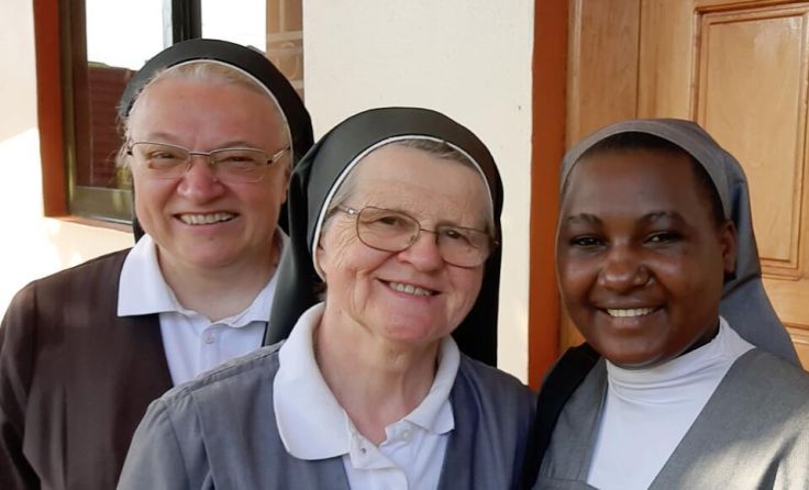 Schwester Edith Staudinger (Mitte) und zwei Mitschwestern in Uganda (Foto: privat)
