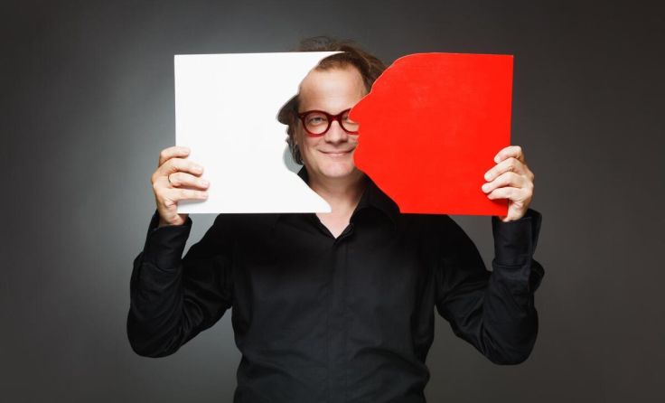 Norbert Trawöger moderiert das Lehrerkonzert (Foto: Maria Frodl)