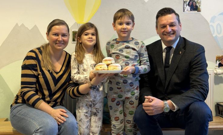 Michael Gruber mit Kindergartenleiterin Barbara Aigner und zwei Kindern (Foto: FPÖ)