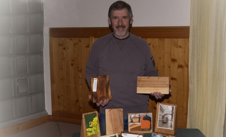Hubert Danmayr mit seinen Bilderhaltern aus Holz (Foto: geh – Gerhard Hütmeyer)