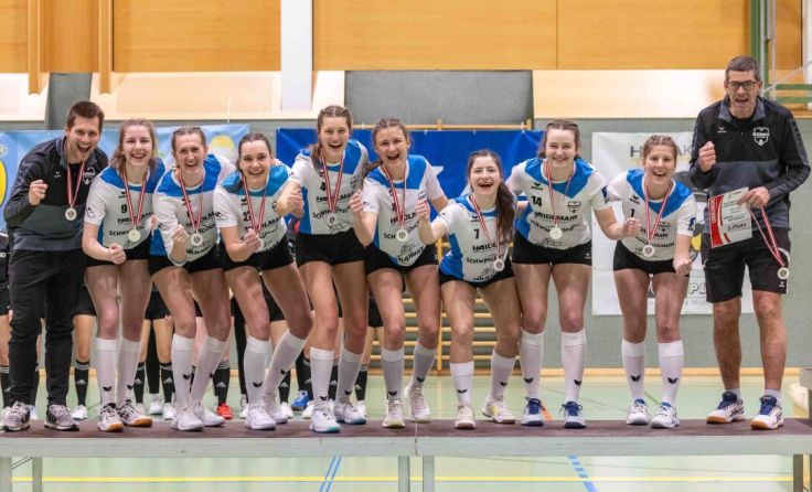 Die Nußbacherinnen jubeln über den Vizestaatsmeister-Titel. (Foto: Erwin Pils)