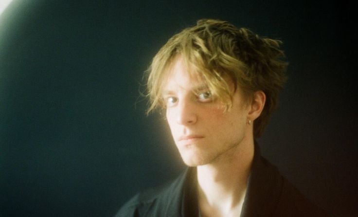 Musiker Clemens Bäres, alias Doppelfinger, spielt in der Hildegard. (Foto: Alex Gotter)