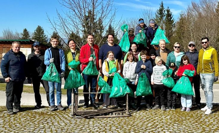 Die Oberschlierbacher beim Müllsammeln (Foto: Gemeinde Oberschlierbach)
