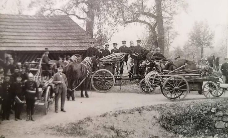 Der Feuerwehr-Fuhrpark aus dem Jahr 1926 (Foto: Feuerwehrchronik)