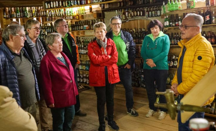 Mitglieder des Kirchdorfer Siedlervereins im Bierflaschenmuseum (Foto: Helmut Dietmaier)