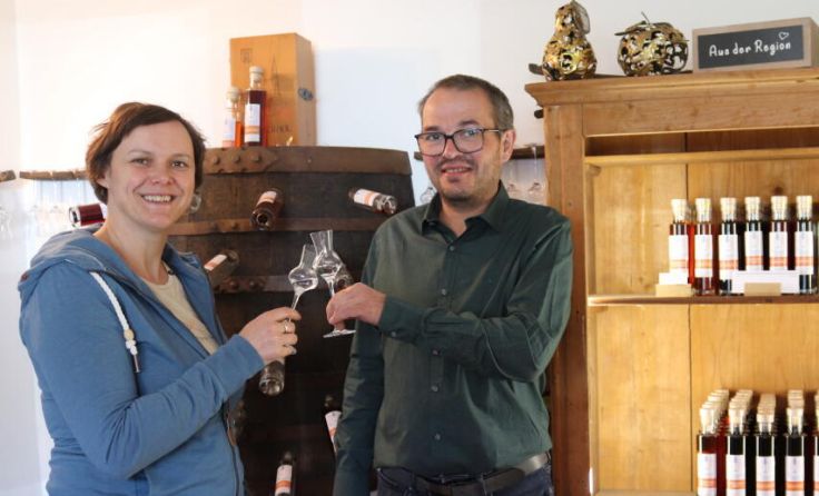 Birgit und Günther Peterseil produzieren Edelbrände und Liköre. (Foto: Winter)