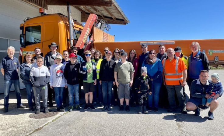 Die Helfer bei der Flurreinigungsaktion in Ried im Traunkreis (Foto: Gemeinde Ried)
